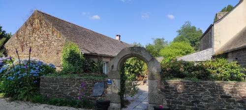 Plouvorn House | Gîte Les Pampas Les Jardins de Kerellec 20min de la mer 2 à 4 personnes jacuzzi et terrasse