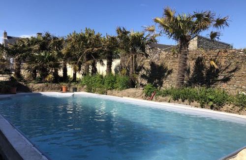 Surtainville House | Gîte "ROSE des VENTS" - PISCINE jusqu'au 15 SEPTEMBRE, JARDIN BOTANIQUE, COMMERCES & MER