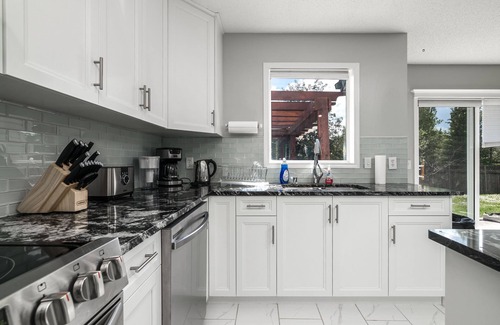 Northwest Calgary Villa | G@Home Whole House in ValleyRidge/#1 to Banff/COP