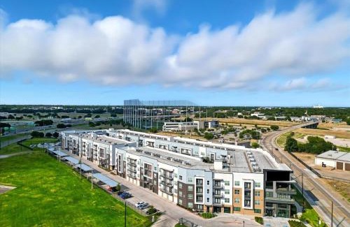 Fort Worth Apartment | G11036, 2BR Luxury Stay by Top Golf, Resort Pool & Gym, Near Stockyards