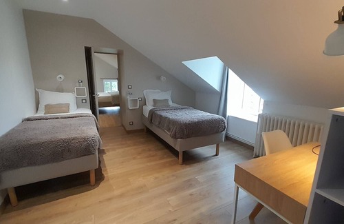 Villers-les-Ormes Bed & Breakfast | G2: family room at the Treuillaud estate with swimming pool