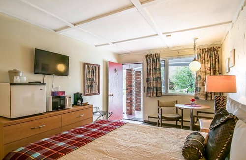 East Kootenay Hotel | Gables Motel