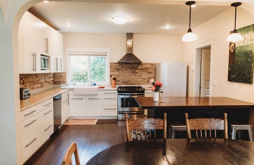 Vernon House | Gala House with views overlooking lakes and Vernon in North Okanagan