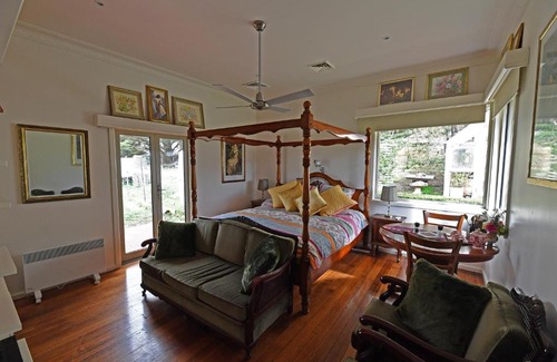 Limonite Bed & Breakfast | Galahad's Animal Sanctuary B&B