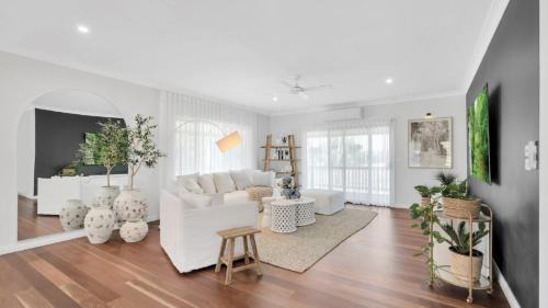 Repton House | Galahs By The River Collection - Sleeps 31 Guests