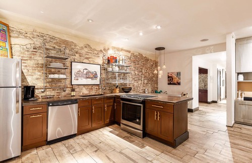Sobro Condo | Gallery Loft *Walk to Broadway* PrintersAlleyLofts