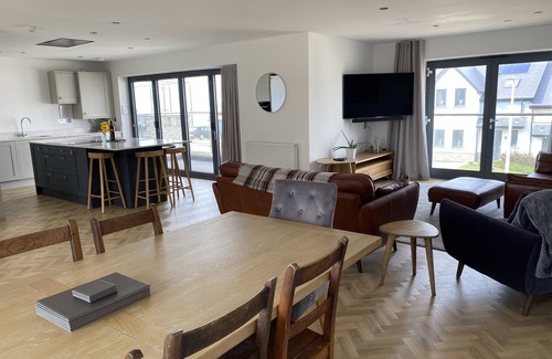 Little Haven Cottage | GALWAD Y MOR, family friendly, with hot tub in Broad Haven