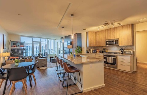 Downtown Phoenix Apartment | Game Day in PHX | Pool, Gym, Parking, Balcony, W/D