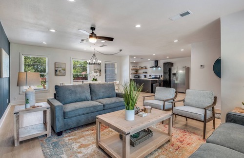 South Arlington House | Game Day Oasis Hot Tub I Pool table I Mini Golf