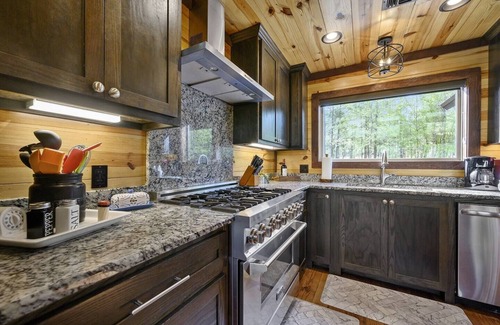 Hochatown Cabin | Game On! Pool Table, Play Set, & Horseshoes