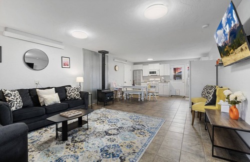 Fort Valley House | Game room, Fenced-in patio, Guest Home