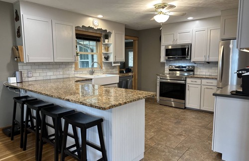 Amery House | Game Room! -Lakefront 5BRM - Huge Yard