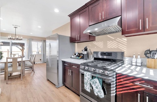 Riverview House | Game Room minutes from Disneyland + Beaches + Steps from Golf Course