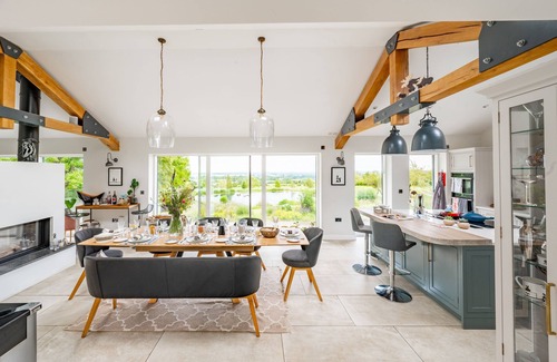 Stratford-upon-Avon Cottage | Gamekeeper's Lodge - sleeps 8 guests in 4 bedrooms