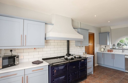 Bryngwran Cottage | GAMEKEEPERS, pet friendly, with hot tub in Rhosneigr