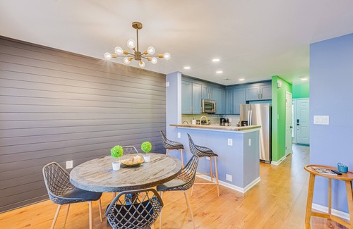 Columbia House | Garage & Deck. 5 Mins to 95. Meriwether-7 mins. Baltimore-20 mins. DC-30 mins.
