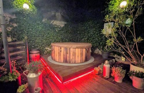 Le Dorat Apartment | Garage Number 9 Private Urban Loft Apartment with Jacuzzi in Le Dorat