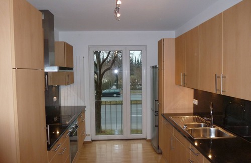 Am Waldfriedhof Condo | Garden apartment near Westpark, excellent public transport connections.