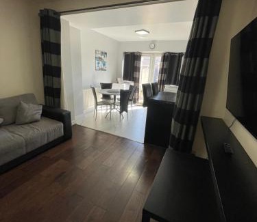 Pinkwell Apartment | Garden Apartment nr Heathrow Airport & Elizabeth Line Train Station with Parking for 2 cars