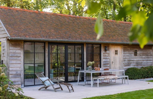 Oostkamp Ski Chalet | Garden chalet with wood sauna near Bruges
