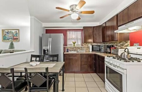 River Forest Apartment | Garden Condo W/Desk and free kids toys