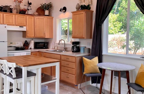 Eugene Cottage | Garden Cottage - 1 bedroom + loft sleeps 4, 15 min to U of O
