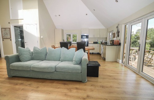 Farnham Cottage | GARDEN COTTAGE, pet friendly, character holiday cottage in Farnham