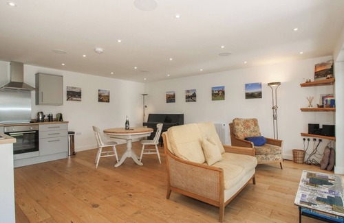 Ledbury Cottage | GARDEN COTTAGE, romantic, with a garden in Ledbury