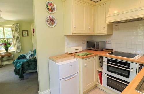 Black Bourton Cottage | GARDEN COTTAGE, romantic, character holiday cottage in Black Bourton