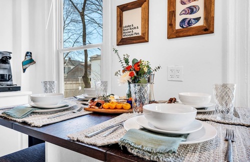 Oakdale Apartment | Garden Gem ★ 5 Min to Old Port ★ Spacious