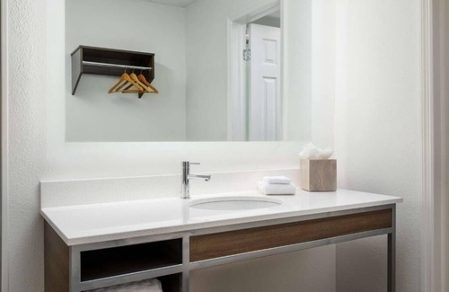 Moorings Hotel | Garden Hideaway: Serene Room Just Steps from Paradise