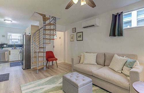 East Cesar Chavez House | Garden Home | Walkable to East Austin Eateries