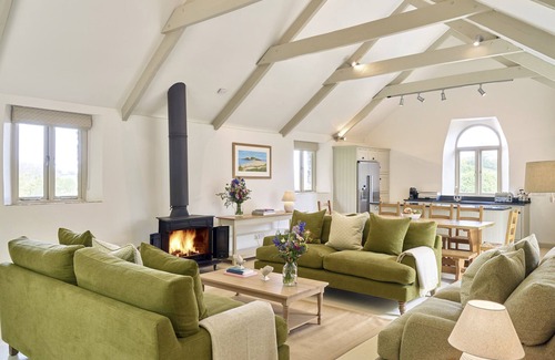 Totnes Cottage | GARDEN HOUSE, family friendly, with pool in Cornworthy