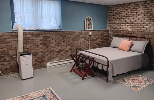 Franklin Bed & Breakfast | Garden Level Suite at the Historic McCoy House – Private Entrance & Deck Access