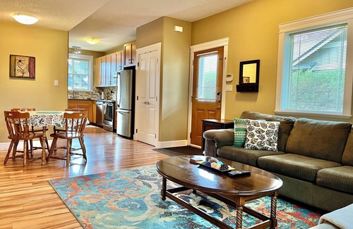 Langford House | Garden Oasis in Victoria's Golf and Tennis Resort