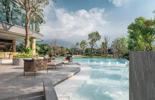 Sala Thammasop House | Garden Room with Private Entrance in Luxury Residence
