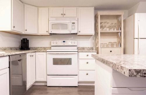 Newport Apartment | Garden Suite in Newport's Washington Square