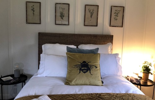 Tamahere Cottage | Gardeners' Cottage - Tranquil and private country-style accommodation.