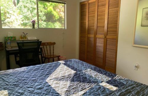 Education Hill House | GardenView queen-size bedroom