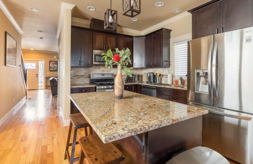 King House | Garfield 2BR - New Build - Foodie-Friendly Stay