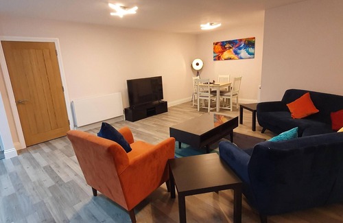 Brentwood House | Garland Modern Spacious Apartment, Brentwood 1 with Private entrance & Parking