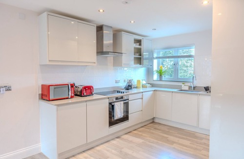Brentwood Apartment | Garland Modern Spacious Apartment, Brentwood 2 With Private Entrance & Parking