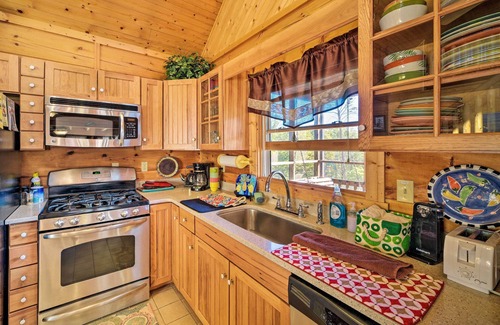 Luray Cabin | Garnerland in Luray Pet-Friendly Cabin w/Porch