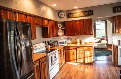 Dickerson Run Bed & Breakfast | Garnet room at The Farmhouse Bed & Breakfast at Maple Bottom Farm -pet friendly