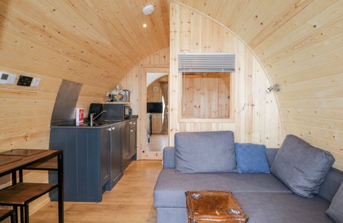 Kilmaluag Cottage | GARRAIDH GHORM POD, romantic, character holiday cottage in Conista