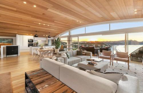 Onetangi House | GARRATT VIEW - Coast & Country