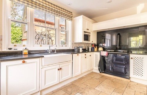 Wimborne Cabin | Garth Lodge with Swimming Pool, Gym and Tennis Court!