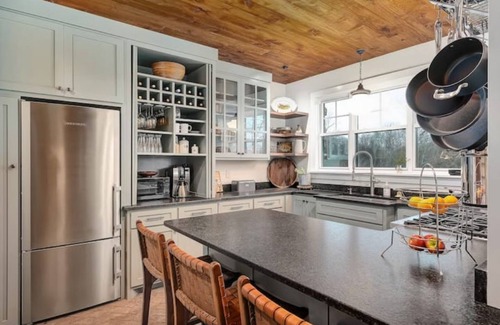 Lincoln County Cottage | Gate Cottage, private getaway in a stylish new homenw/views, hiking and a creek.