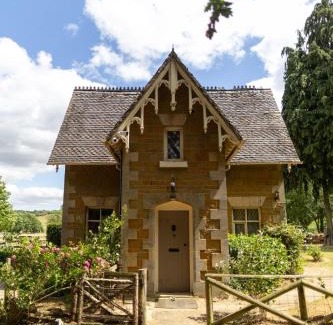 Knipton House | Gate Lodge - Sleeps 4 - Near Belvoir Castle