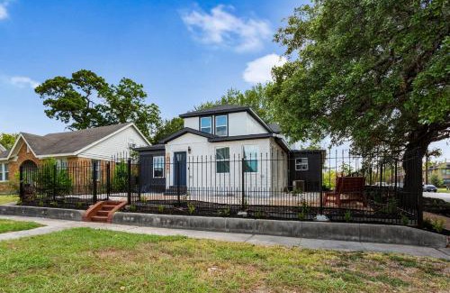 South Central Houston House | Gated 2BR Near Med Center NRG MD Anderson DT